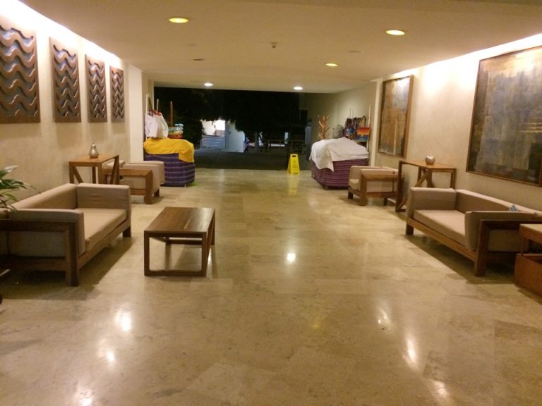 ロビーからプールへの廊下