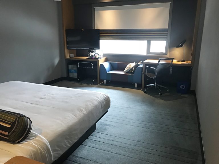 ベッド(入り口側から)