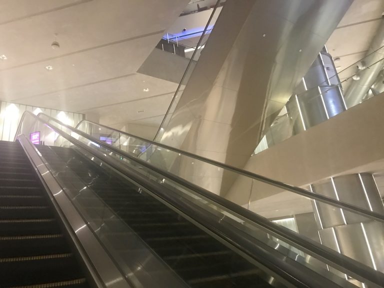 フロントから上階へ上がるエスカレーター