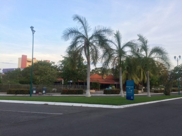 ホテルの前に有るお店2