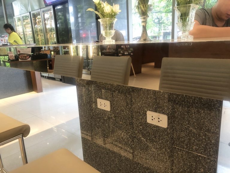 ロビーにあるカウンターテーブル。充電出来るようになっているのはさすが新しいホテルですね。