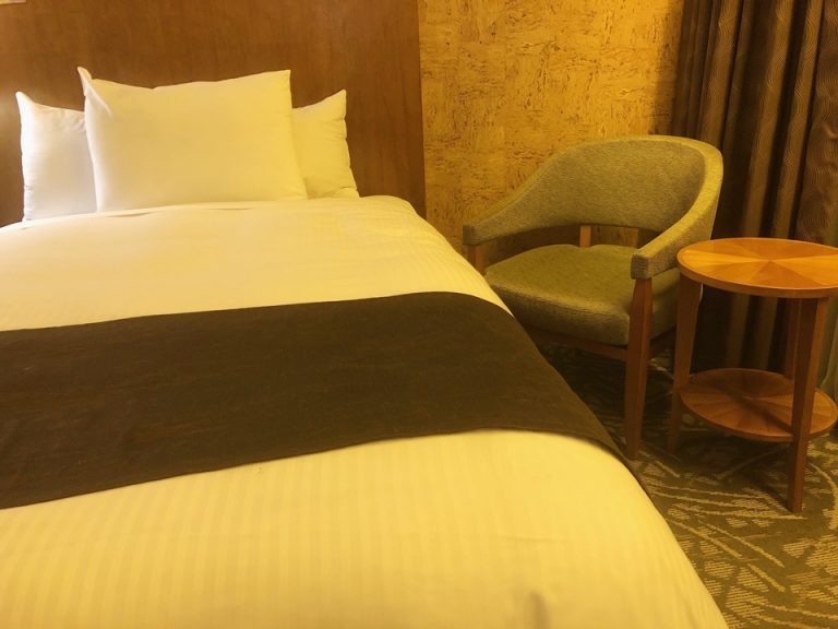 ベットとサイドテーブルセット