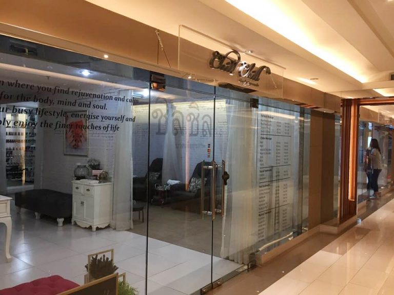 館内を通り抜けるビルの中にある床屋さん