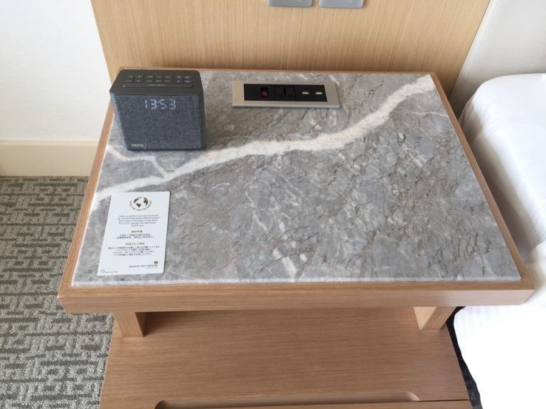 ベッドサイドテーブル