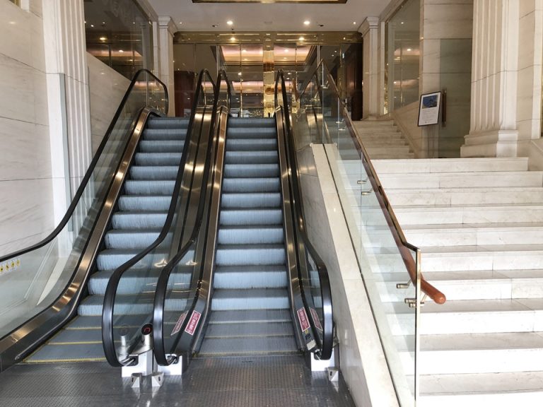 エントランスまでの階段とエスカレーター