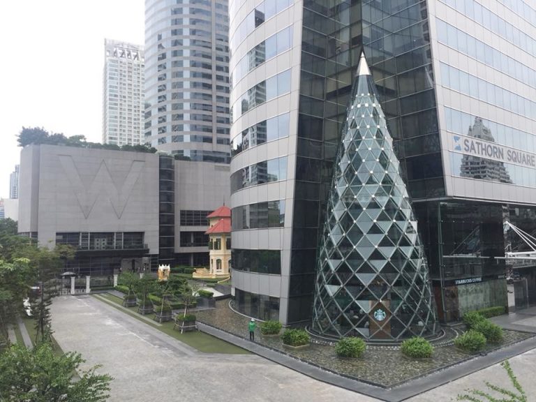 駅に直結するSathorn Squareの裏にホテルがある