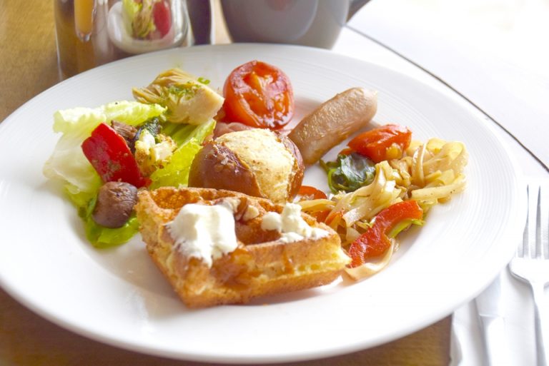 朝食ブッフェのワッフルやサラダ