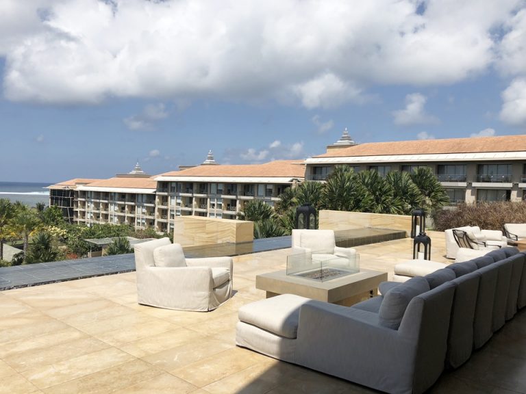 フロント突き当りのスペース