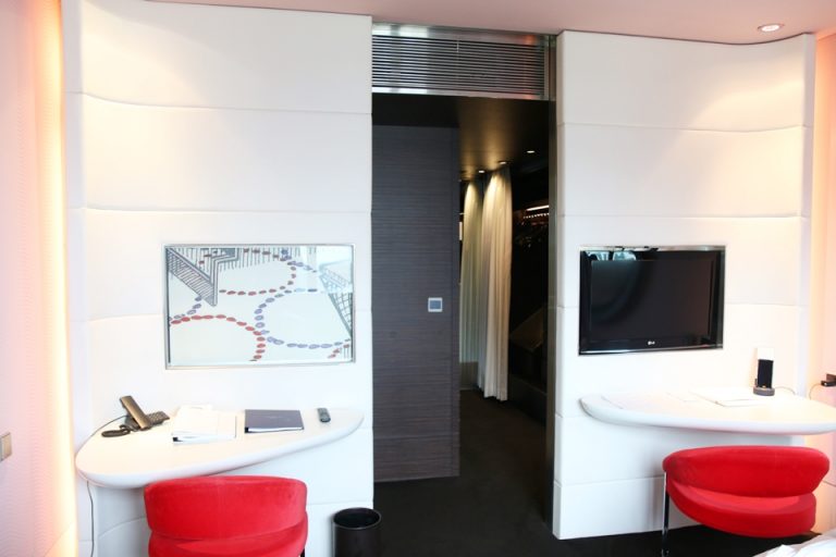 ベットからデスクをみた