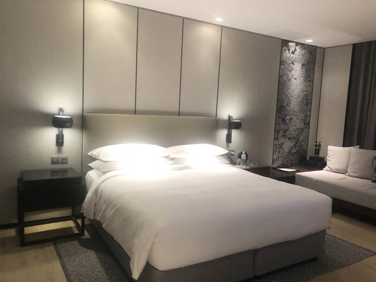 ベッドルーム。ベッドは高さがあります