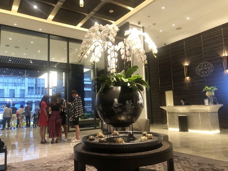 ロビーの真ん中には大きく花が飾られています