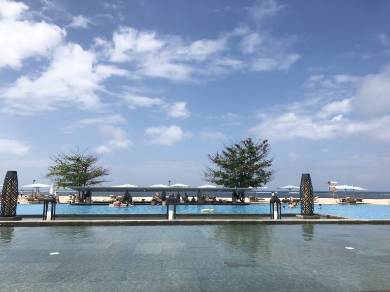 プールとその向こうに見えるビーチ