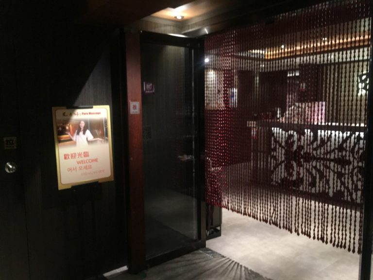 マッサージ店入り口。薄暗くて足を踏み入れにくいです