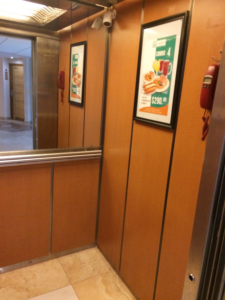 エレベーター内装