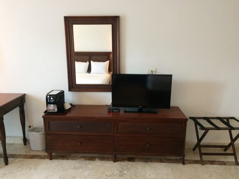 テレビと鏡と棚