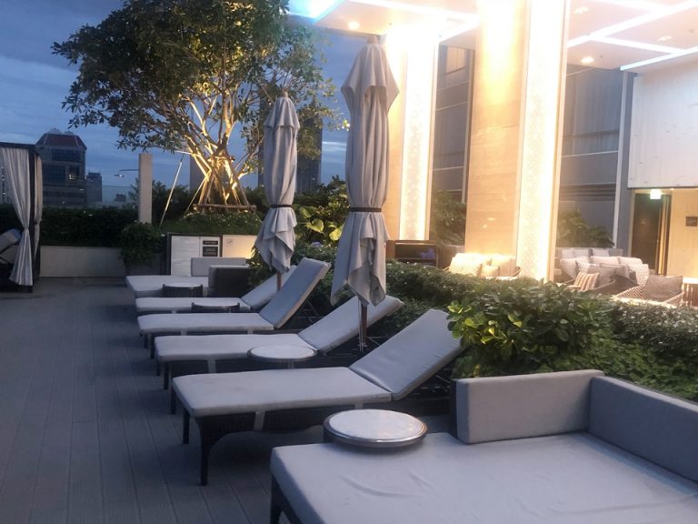 プールサイドのデッキチェア