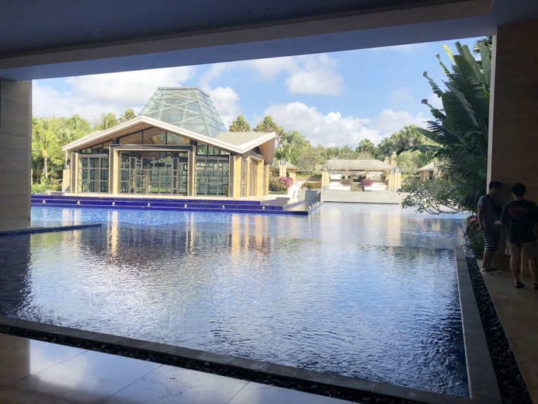 廊下から外を見る