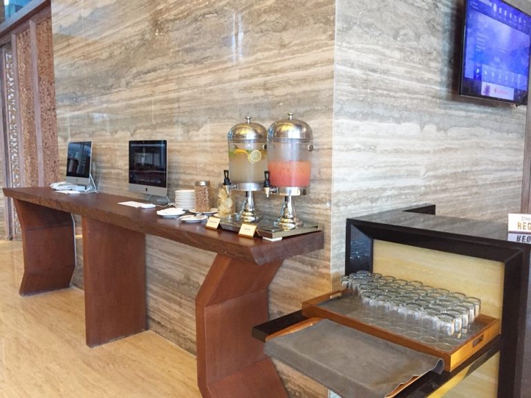 ウェルカムドリンクとパソコン