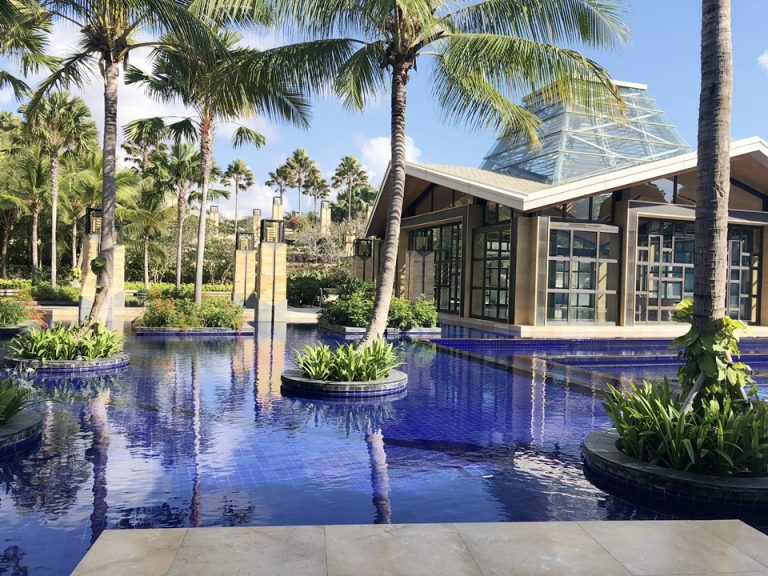 外に向かう小道