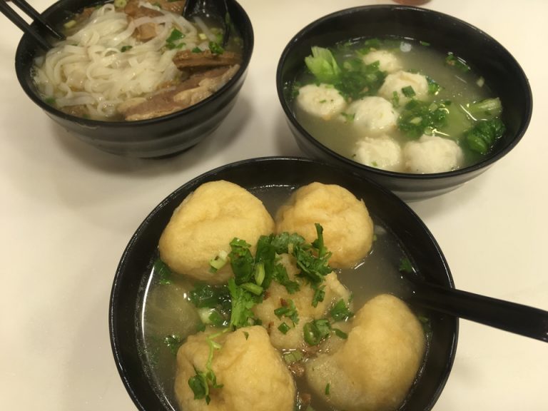 手前が魚豆腐麺、右奥が魚肉団子のスープ、奥が牛もつの米粉麺