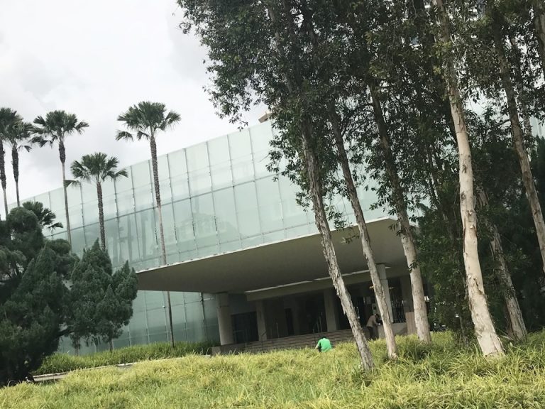 メインエントランス外観