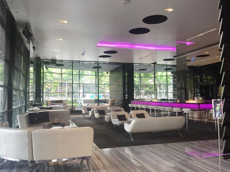 紫と黒を貴重としたロビー