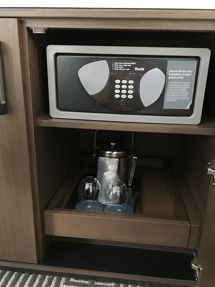 セーフティボックスとミニバー