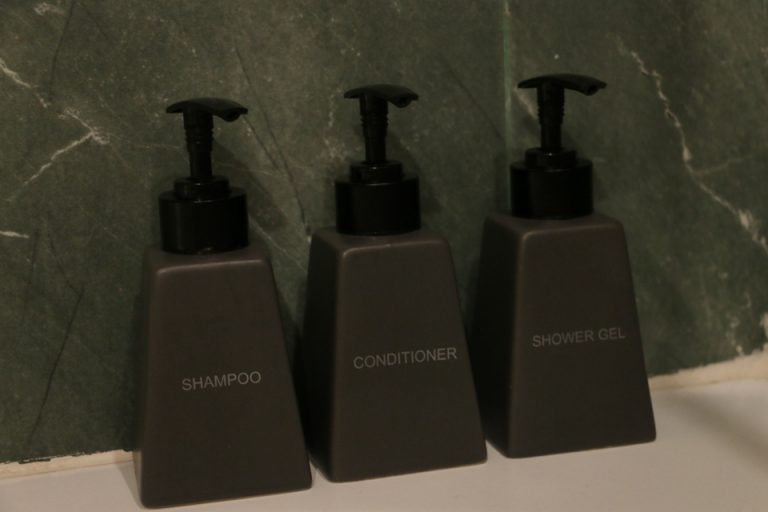 バスルームのシャンプー&コンディショナー&シャワージェル