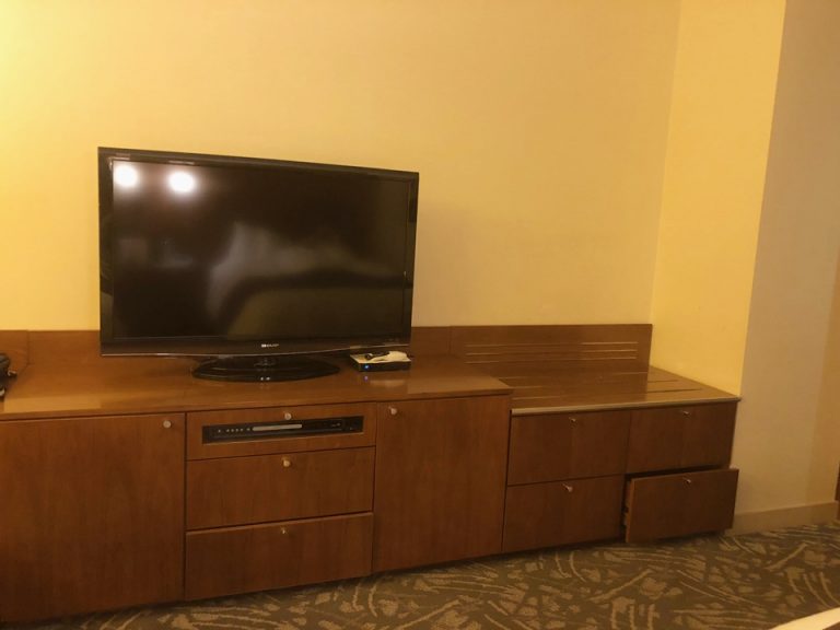 テレビと荷物置き