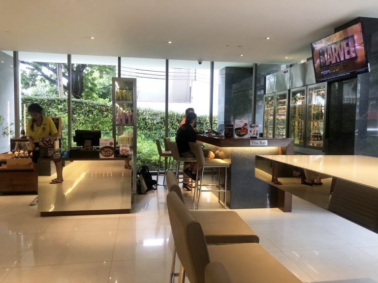 ロビーにはミニマートとバーがあります