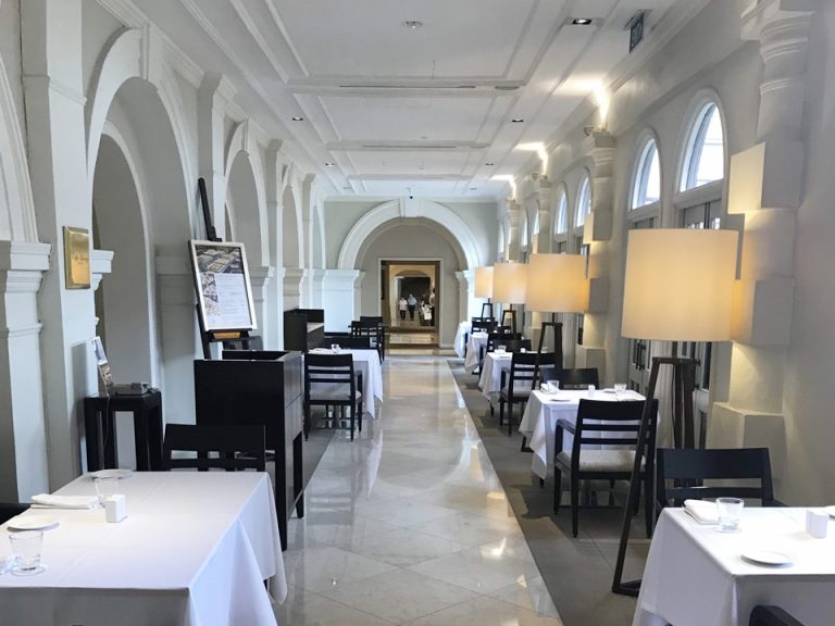 レッドカーペットからロビーへ道順2