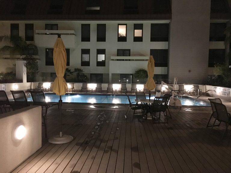 夜のプール