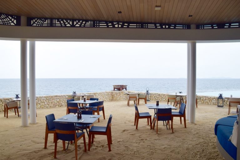 「FISH BAR」には床面が砂のテーブルも