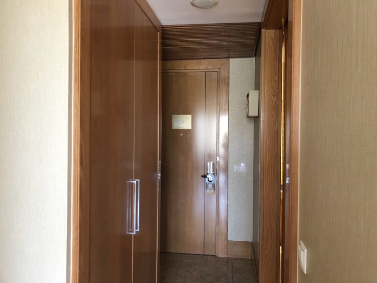 室内から入り口扉