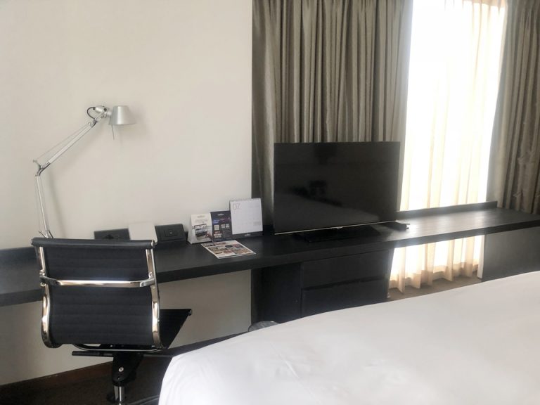 広いデスクは持って行った仕事をするのに便利でした。