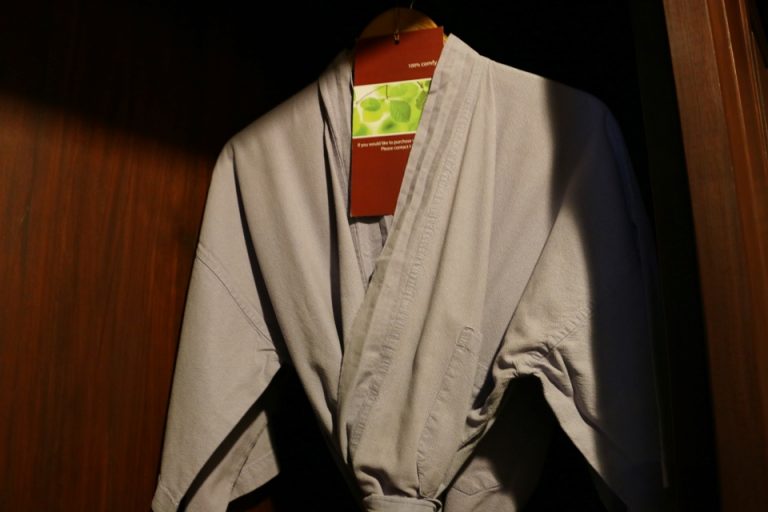 クローゼットのバスローブ