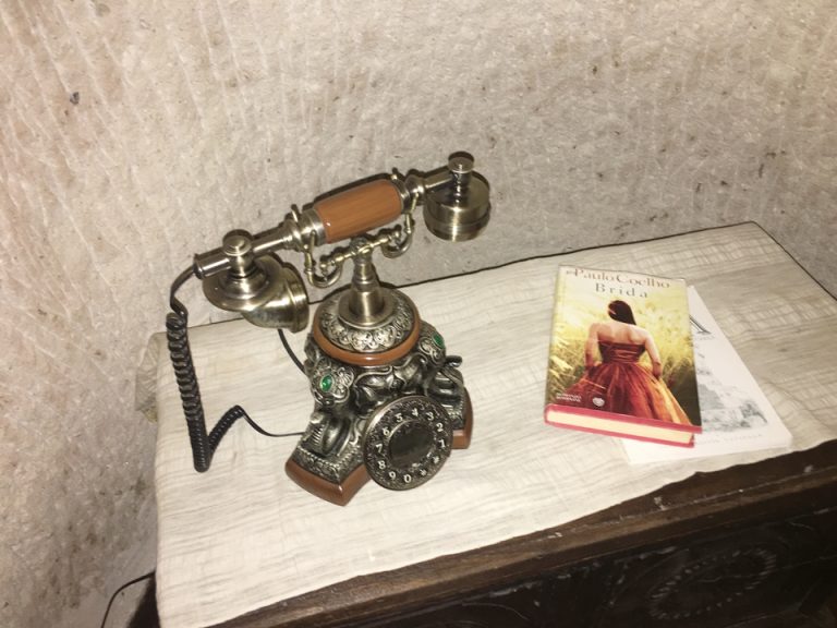 ベッドサイドのテーブル