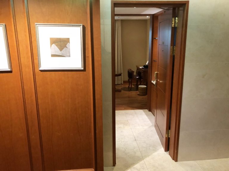 廊下から見た客室 (1)