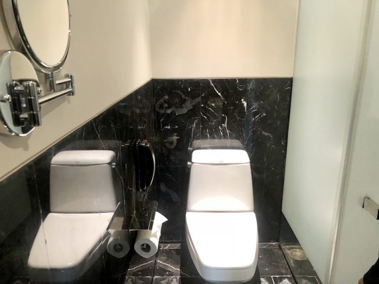 トイレ。タイでは珍しく紙をそのまま流して大丈夫でした。