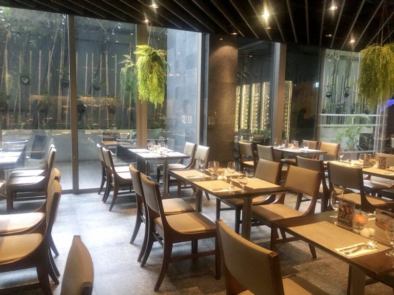 地下のレストラン。かなり席数があるので席がなくて困るという事はありませんでした。