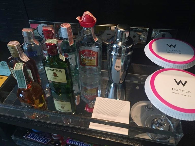 バーにはシェイカーも