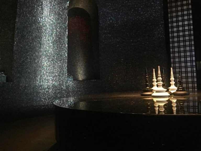 館内スパのハマム 石は温かい