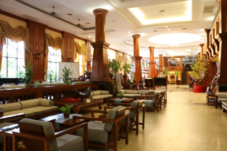 エントランス(ソファースペース側から)3