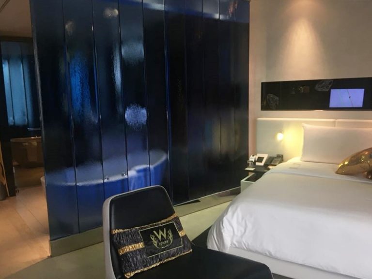 バスタブは青いガラスで区切られている