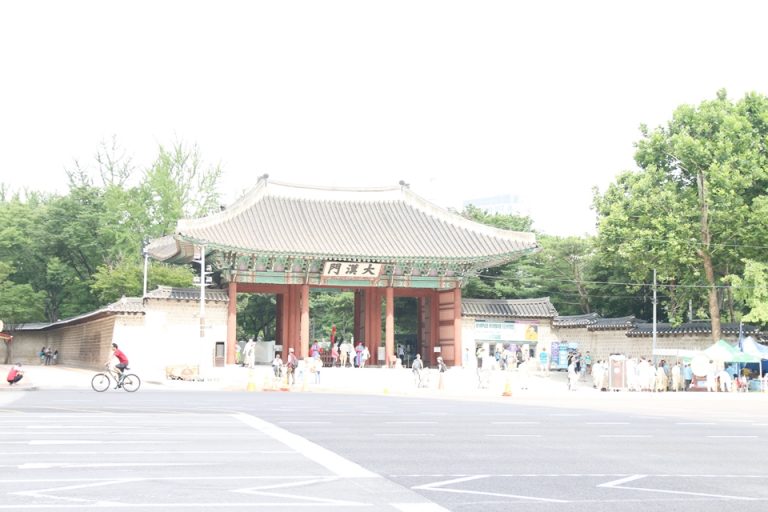 王宮守門将交代儀式で有名な大漢門