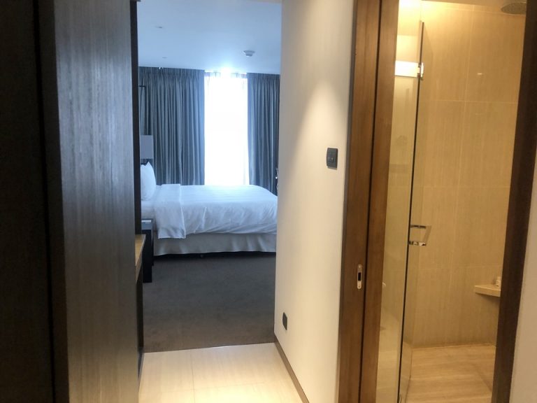 角部屋なので部屋の入り口とベッドの距離があるのが気に入りました。この部屋はネットで角部屋とリクエストすれば予約できます。