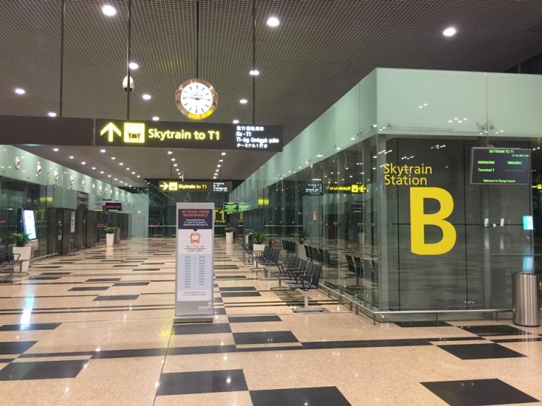 ホテル隣スカイトレイン乗り場(ターミナル間移動用)