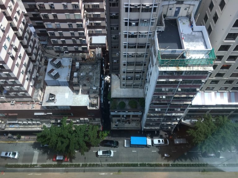 窓からホテル前の道路が見えます