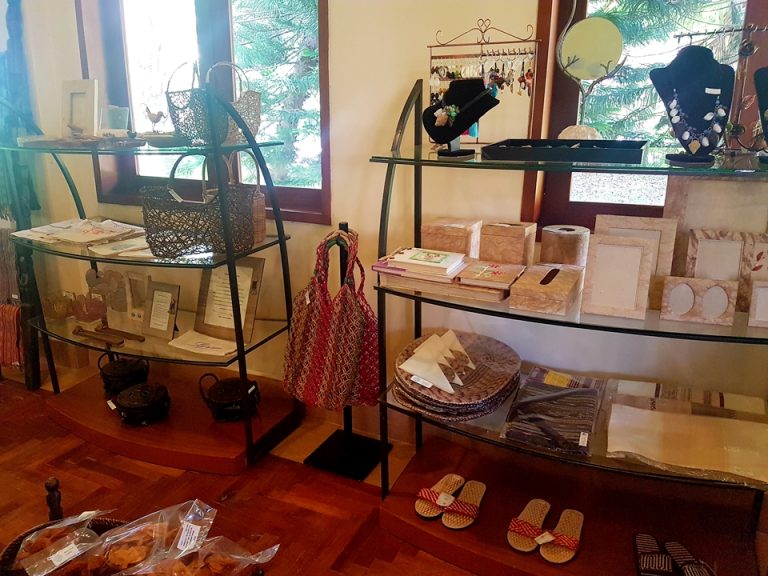 ショップ:アクセサリーや貝殻を加工した小物