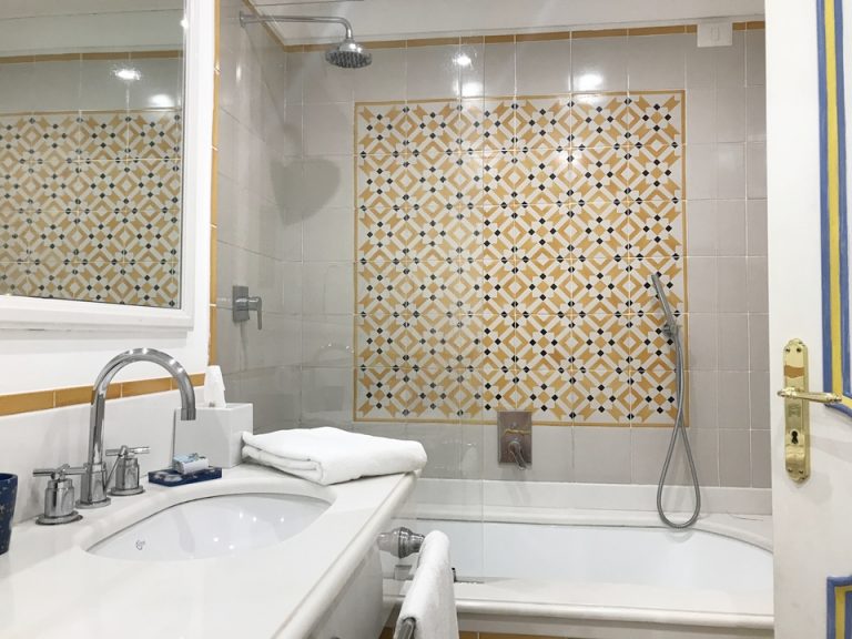 洗面台とシャワー